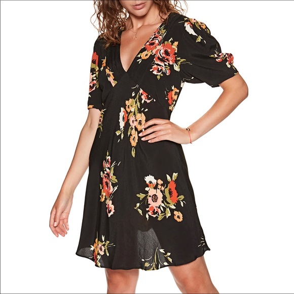 Free People Dresses & Skirts - Free People Black Floral V-Neck Mini Short Sleeves Zippered Dress Size 2